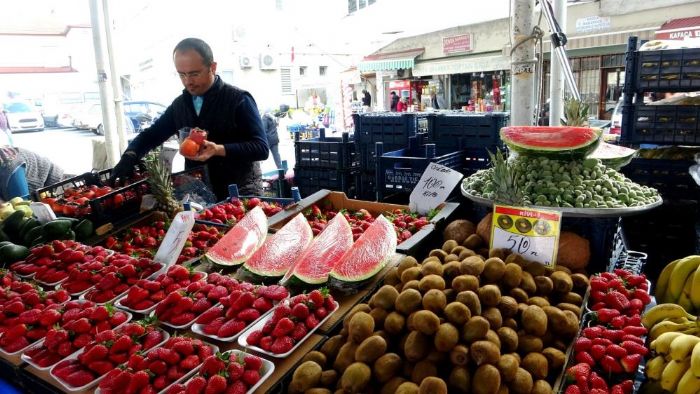 Yaz meyveleri tezgahlarla bulumaya balad