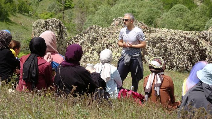 Doal terapi, hem geziyorlar hem stres atyorlar