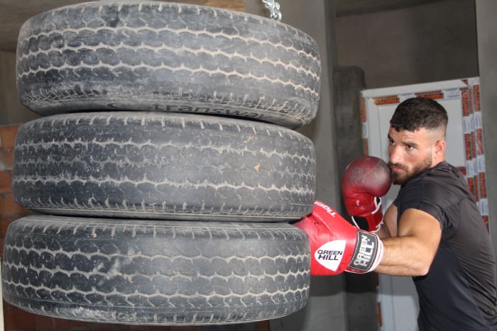 Kick boks dnya ampiyonu 10 kilometrelik yolu yryerek gitti  