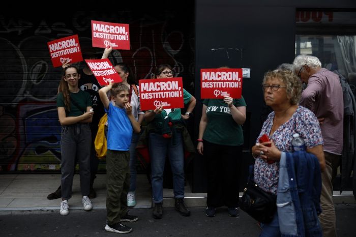 Binlerce kii yeni babakan protesto iin sokaklara dkld