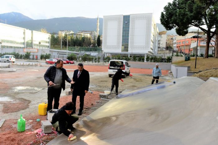 Bakan Ylmaz’dan genlere skate park   