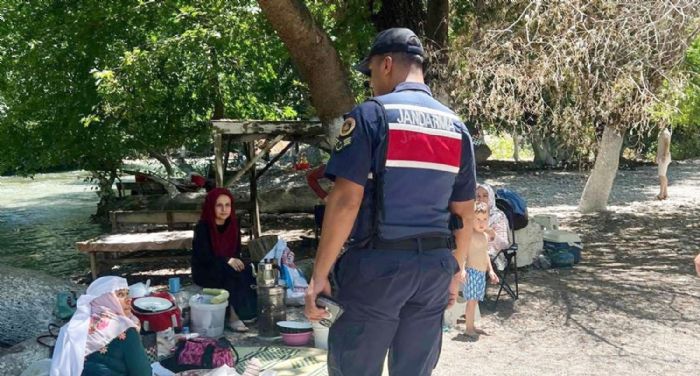 Bozdoanda jandarma ekipleri vatandalar uyard