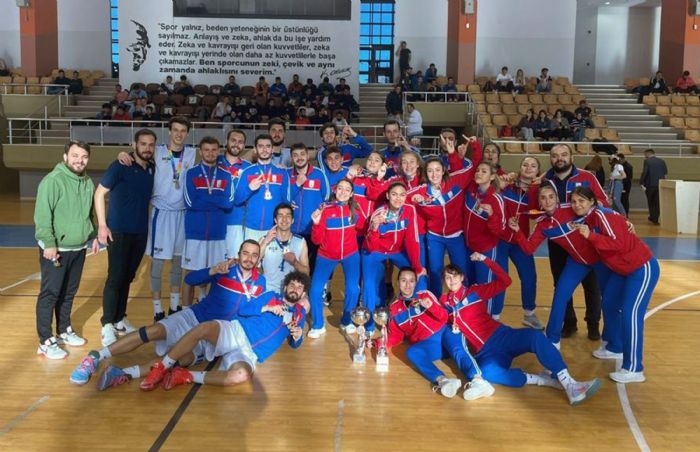 Mula Sk Koman niversitesi kadn ve erkek basketbol takmlar tarihinde ilk defa niversiteler a