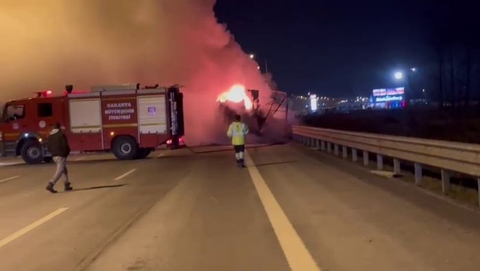 Kuzey Marmara Otoyolunda seyir halindeki trn dorsesi alev topuna dnd